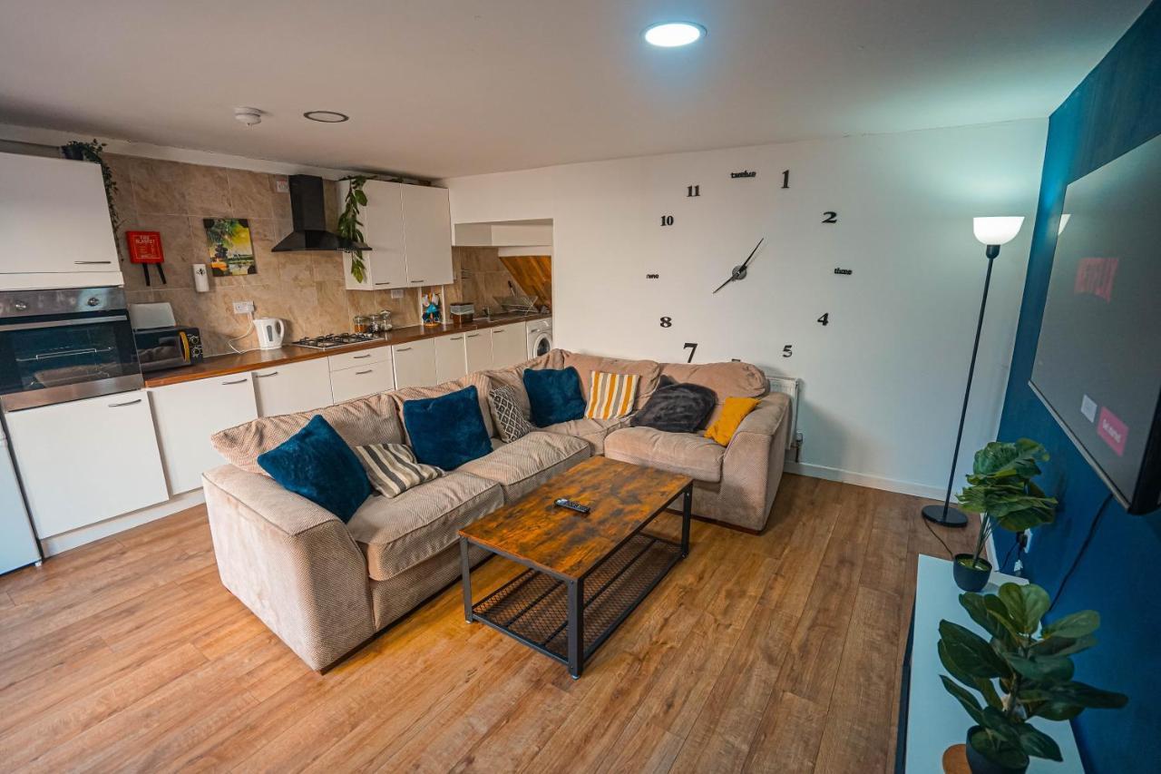 Private And Spacious 2 Bedroom House - Free Parking! Cardiff Esterno foto