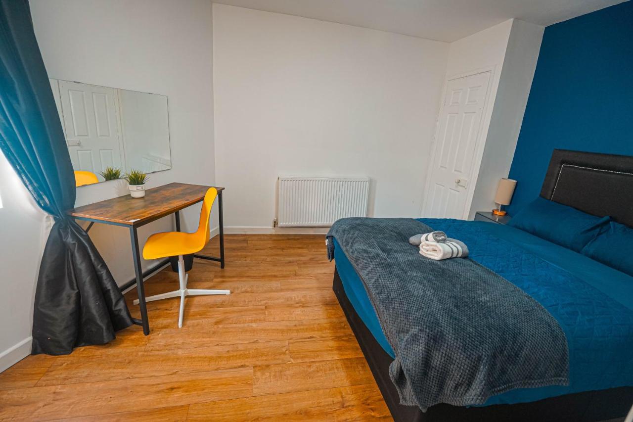 Private And Spacious 2 Bedroom House - Free Parking! Cardiff Esterno foto