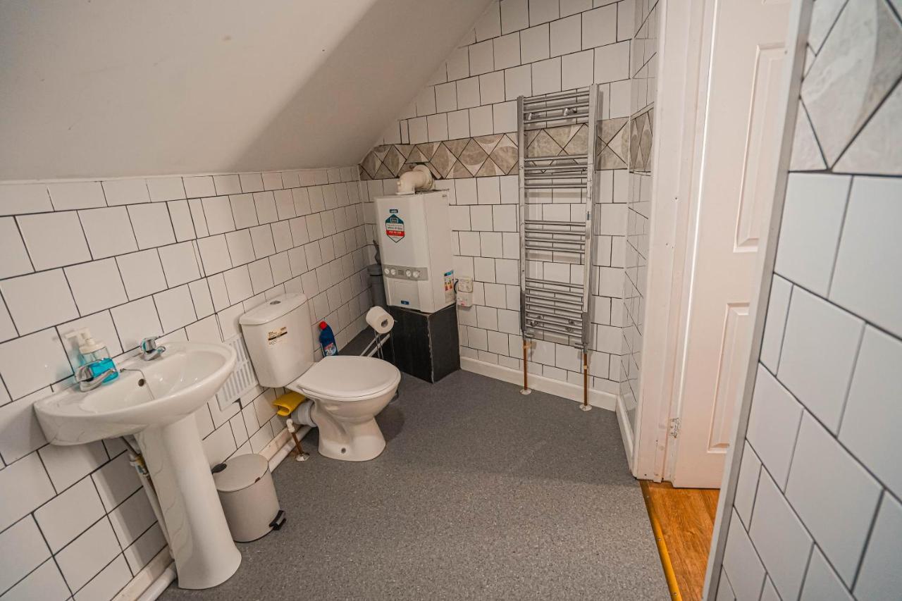 Private And Spacious 2 Bedroom House - Free Parking! Cardiff Esterno foto