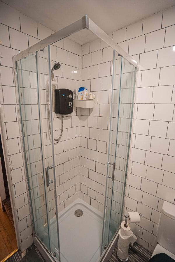 Private And Spacious 2 Bedroom House - Free Parking! Cardiff Esterno foto