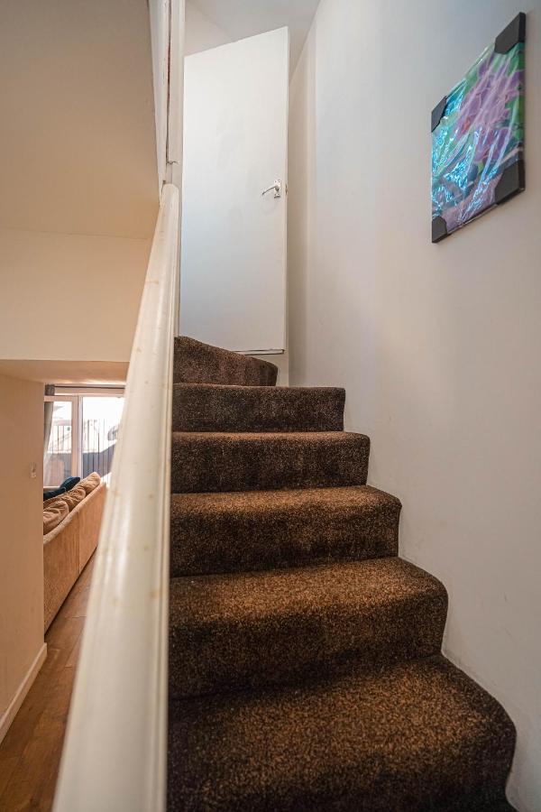 Private And Spacious 2 Bedroom House - Free Parking! Cardiff Esterno foto