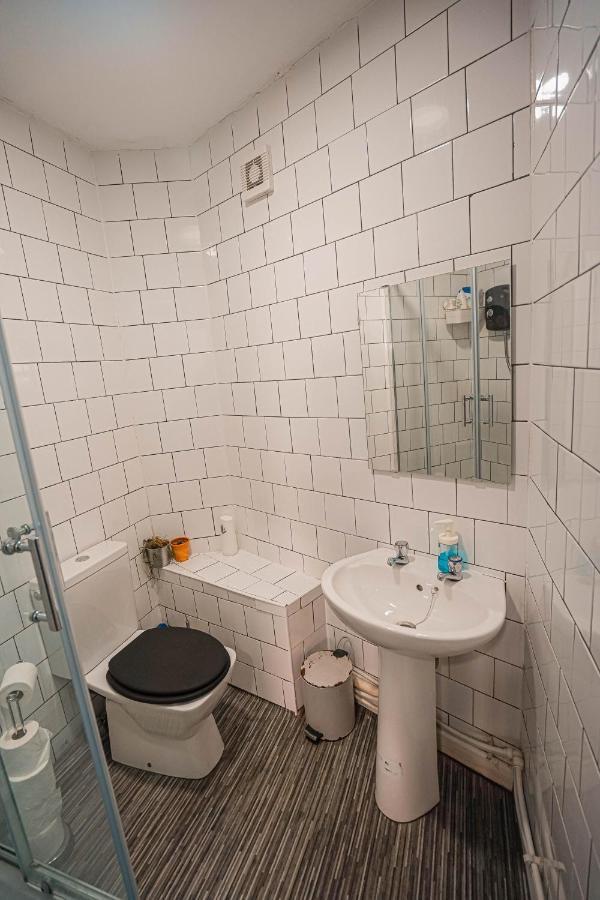 Private And Spacious 2 Bedroom House - Free Parking! Cardiff Esterno foto
