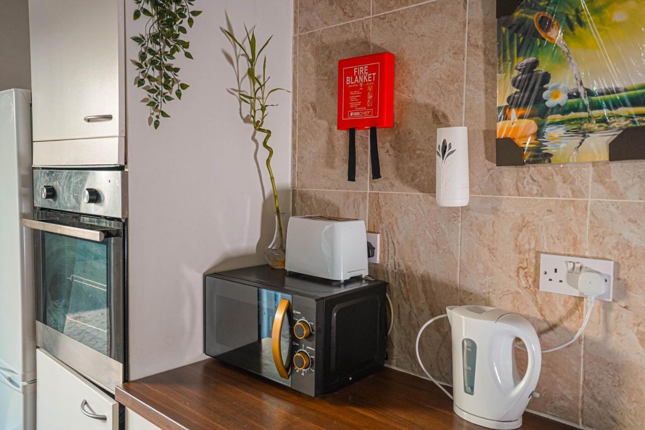 Private And Spacious 2 Bedroom House - Free Parking! Cardiff Esterno foto