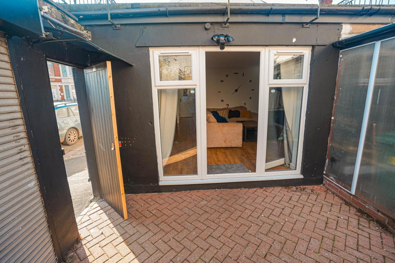 Private And Spacious 2 Bedroom House - Free Parking! Cardiff Esterno foto