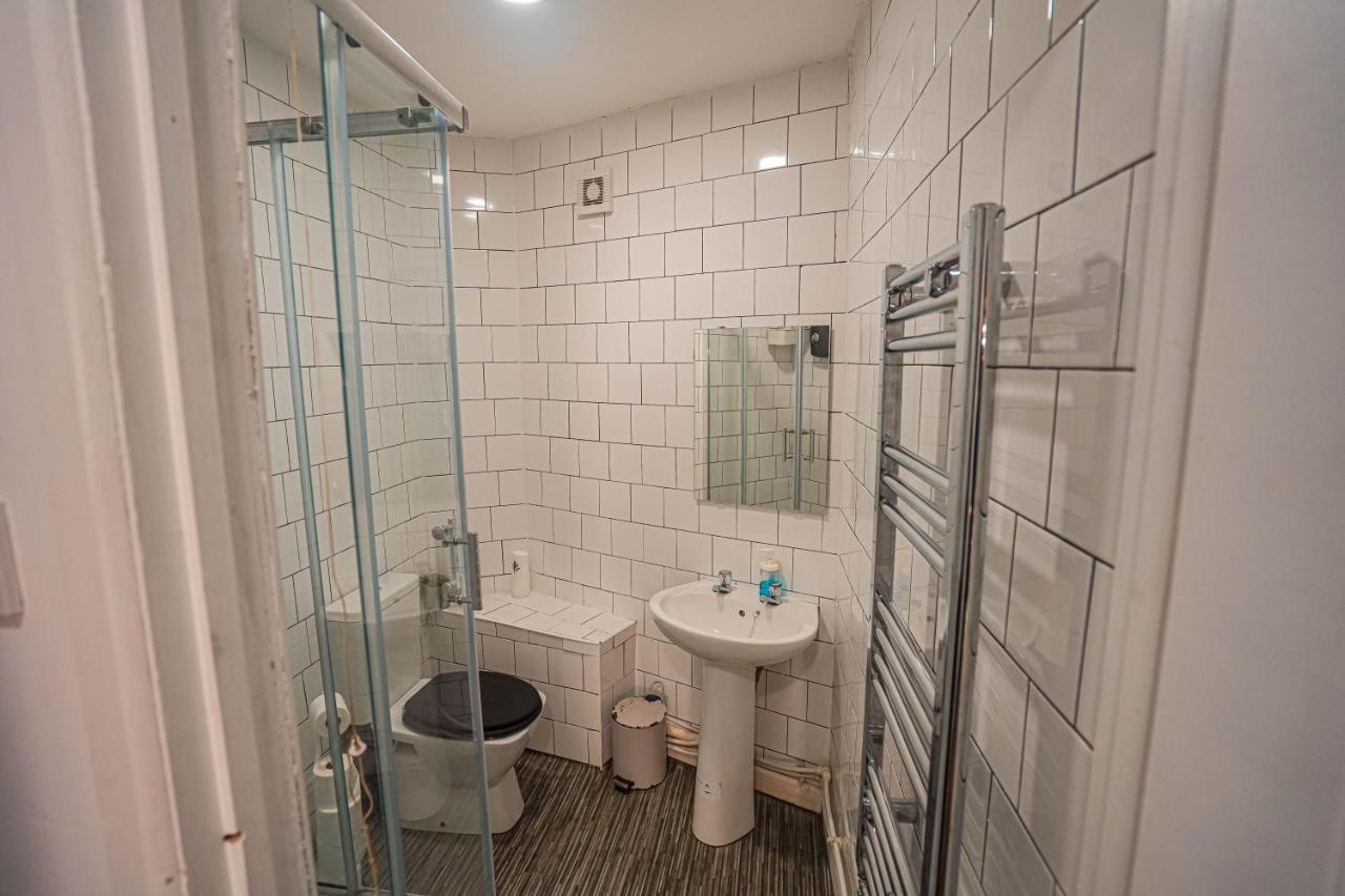 Private And Spacious 2 Bedroom House - Free Parking! Cardiff Esterno foto