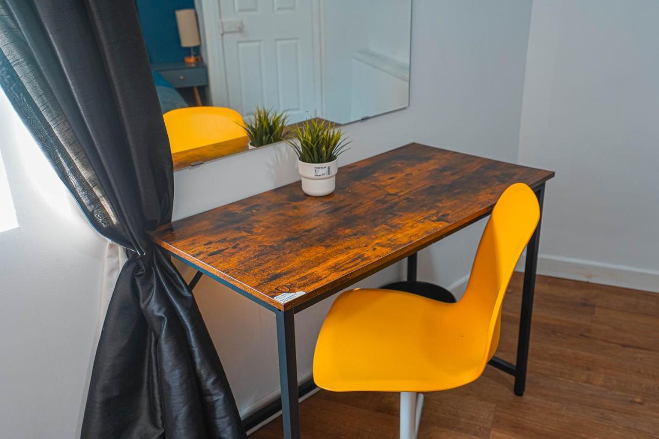 Private And Spacious 2 Bedroom House - Free Parking! Cardiff Esterno foto