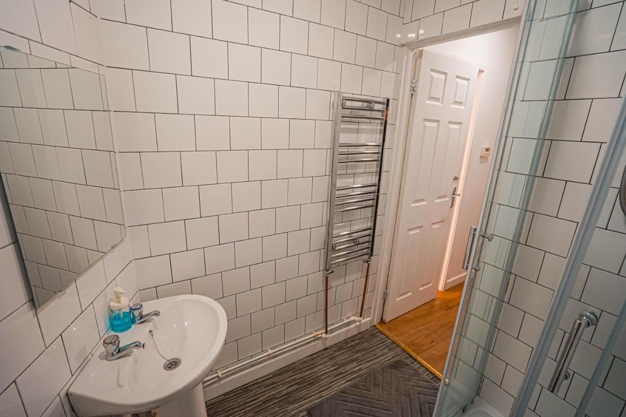 Private And Spacious 2 Bedroom House - Free Parking! Cardiff Esterno foto