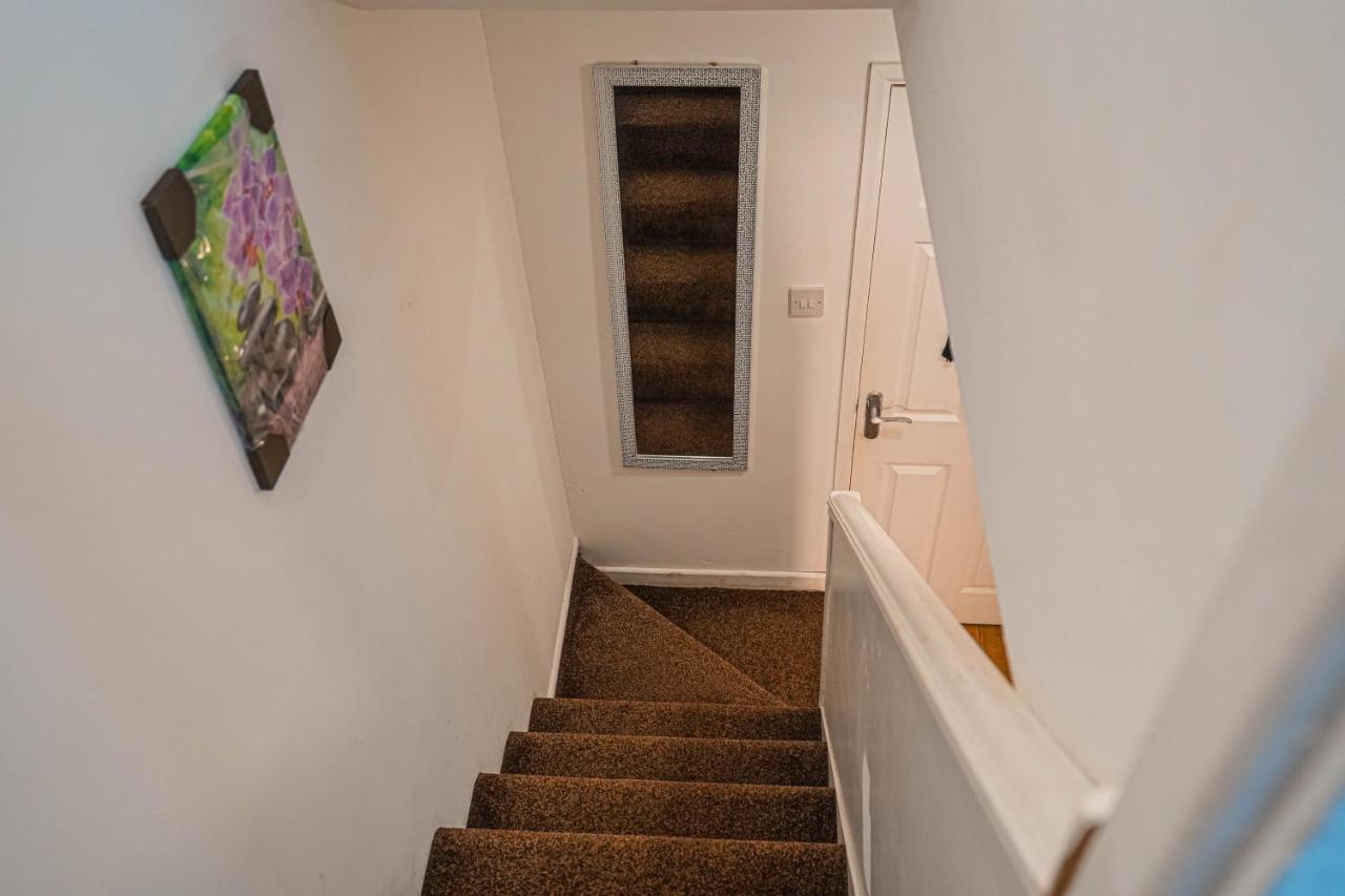Private And Spacious 2 Bedroom House - Free Parking! Cardiff Esterno foto