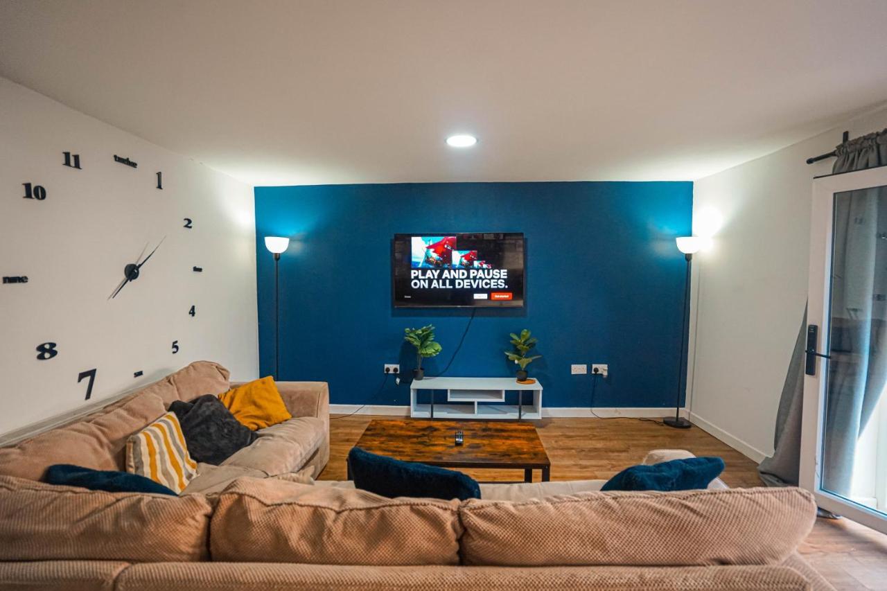 Private And Spacious 2 Bedroom House - Free Parking! Cardiff Esterno foto