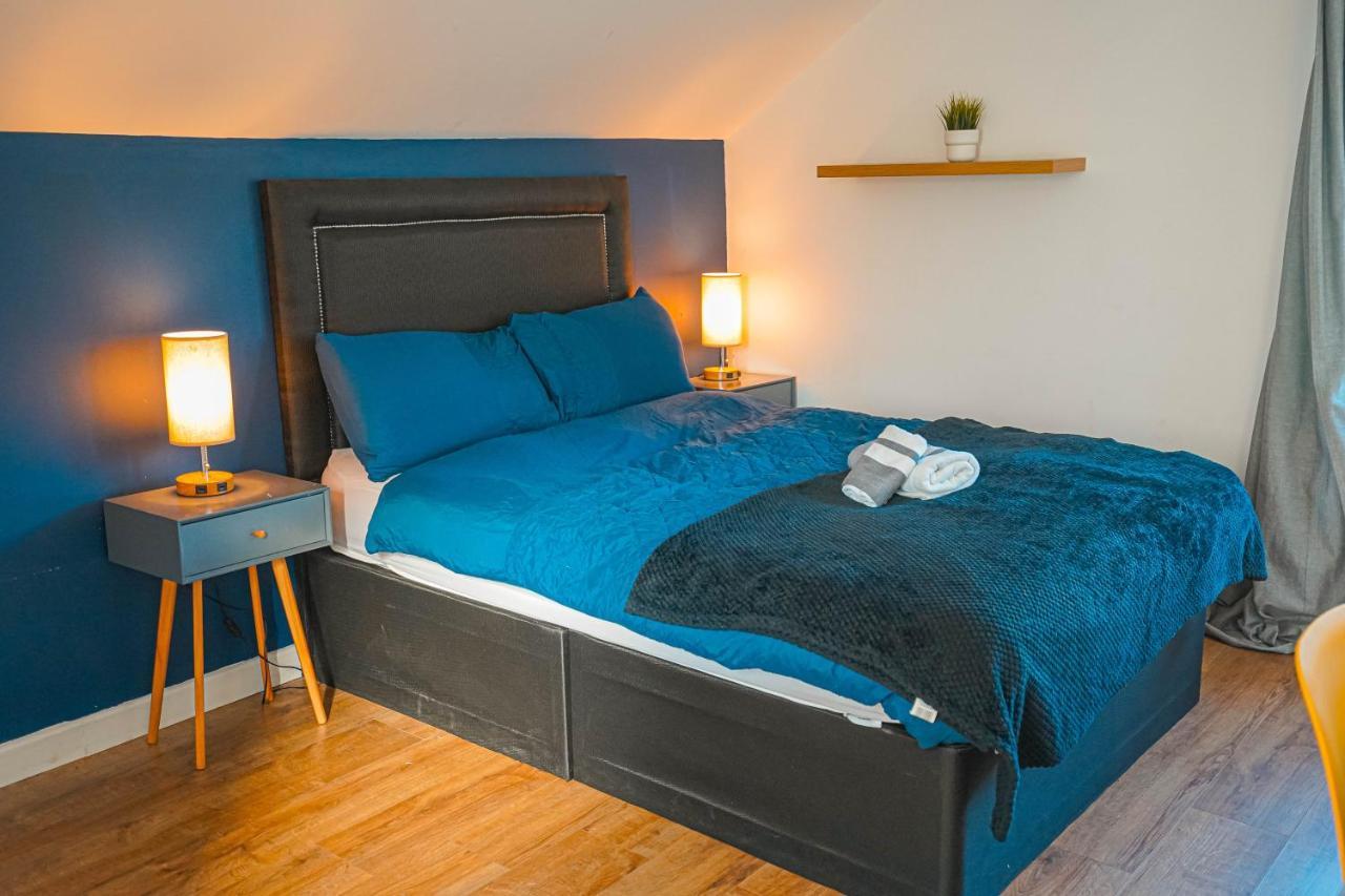 Private And Spacious 2 Bedroom House - Free Parking! Cardiff Esterno foto