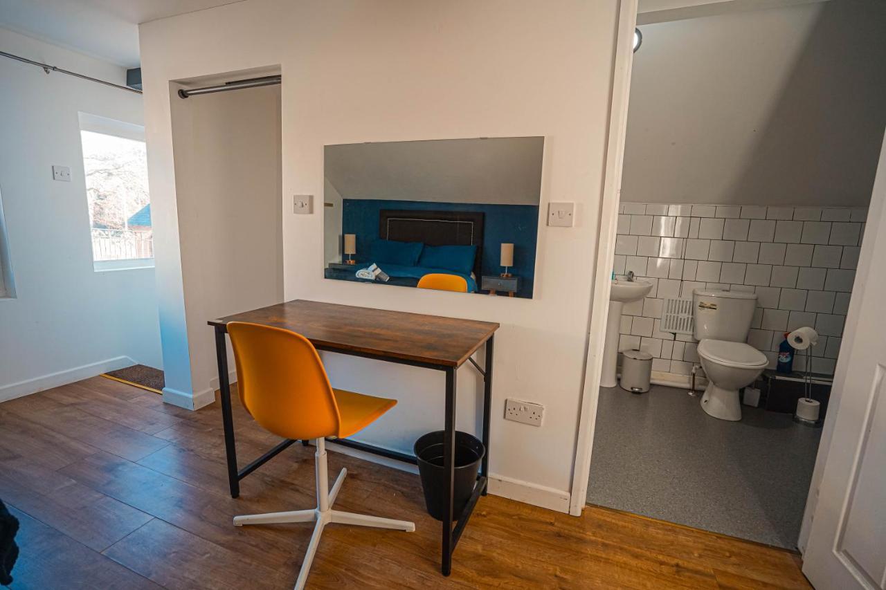 Private And Spacious 2 Bedroom House - Free Parking! Cardiff Esterno foto