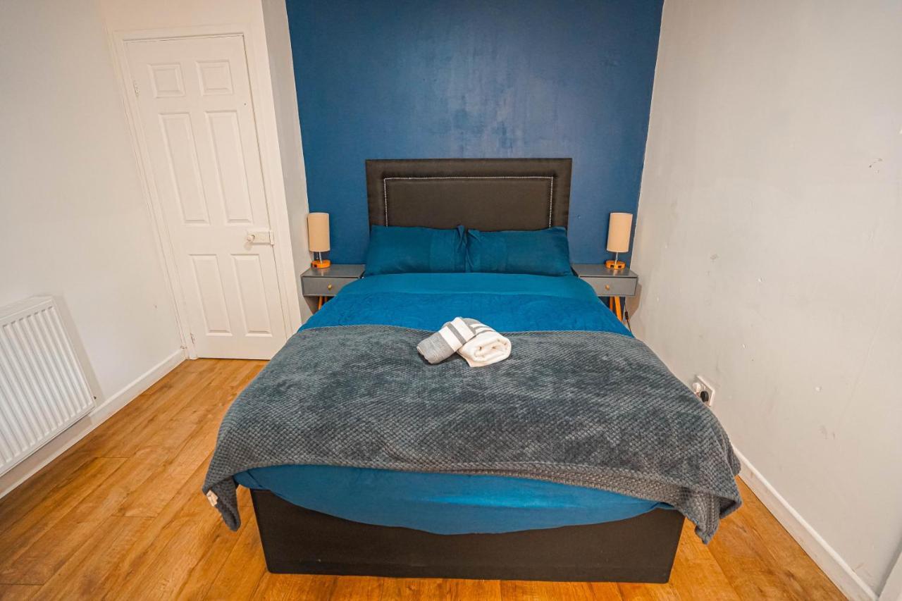 Private And Spacious 2 Bedroom House - Free Parking! Cardiff Esterno foto