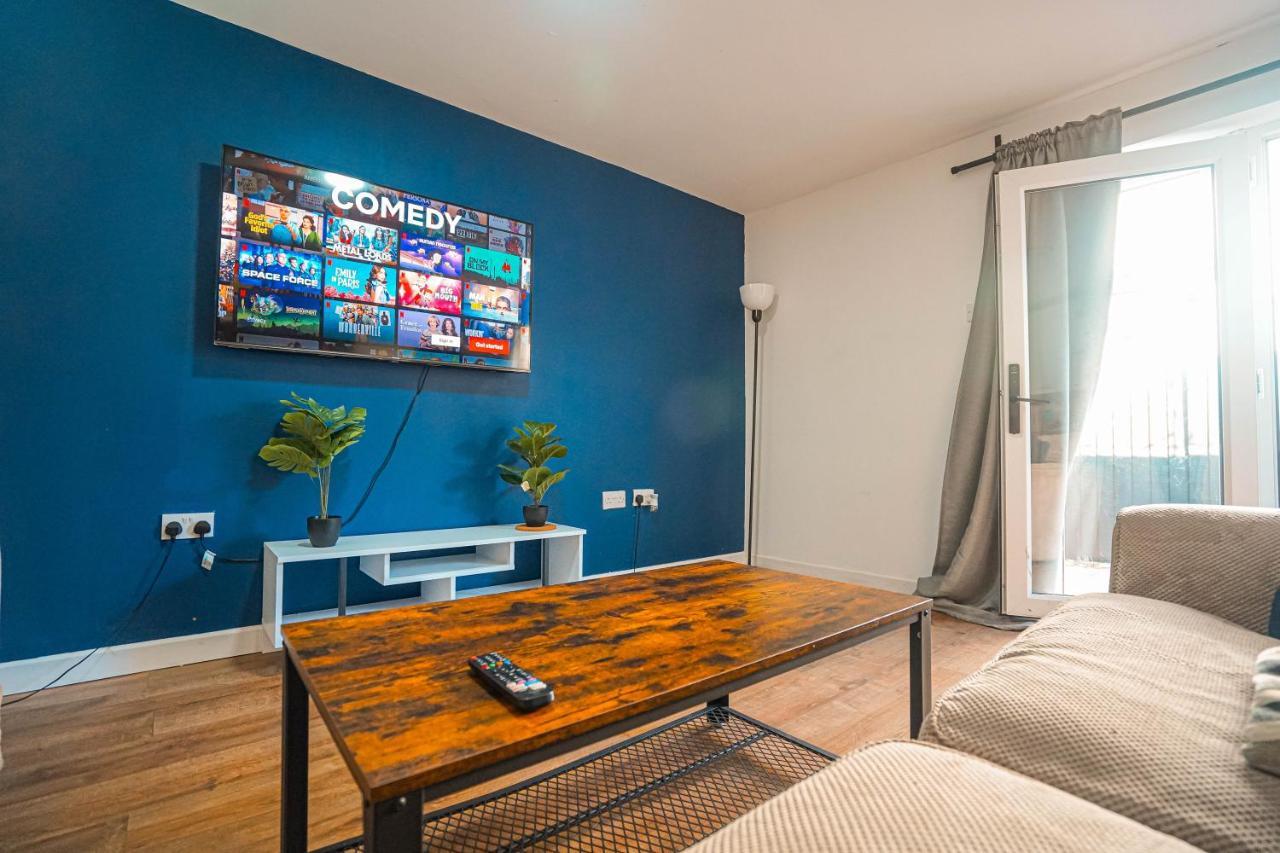 Private And Spacious 2 Bedroom House - Free Parking! Cardiff Esterno foto