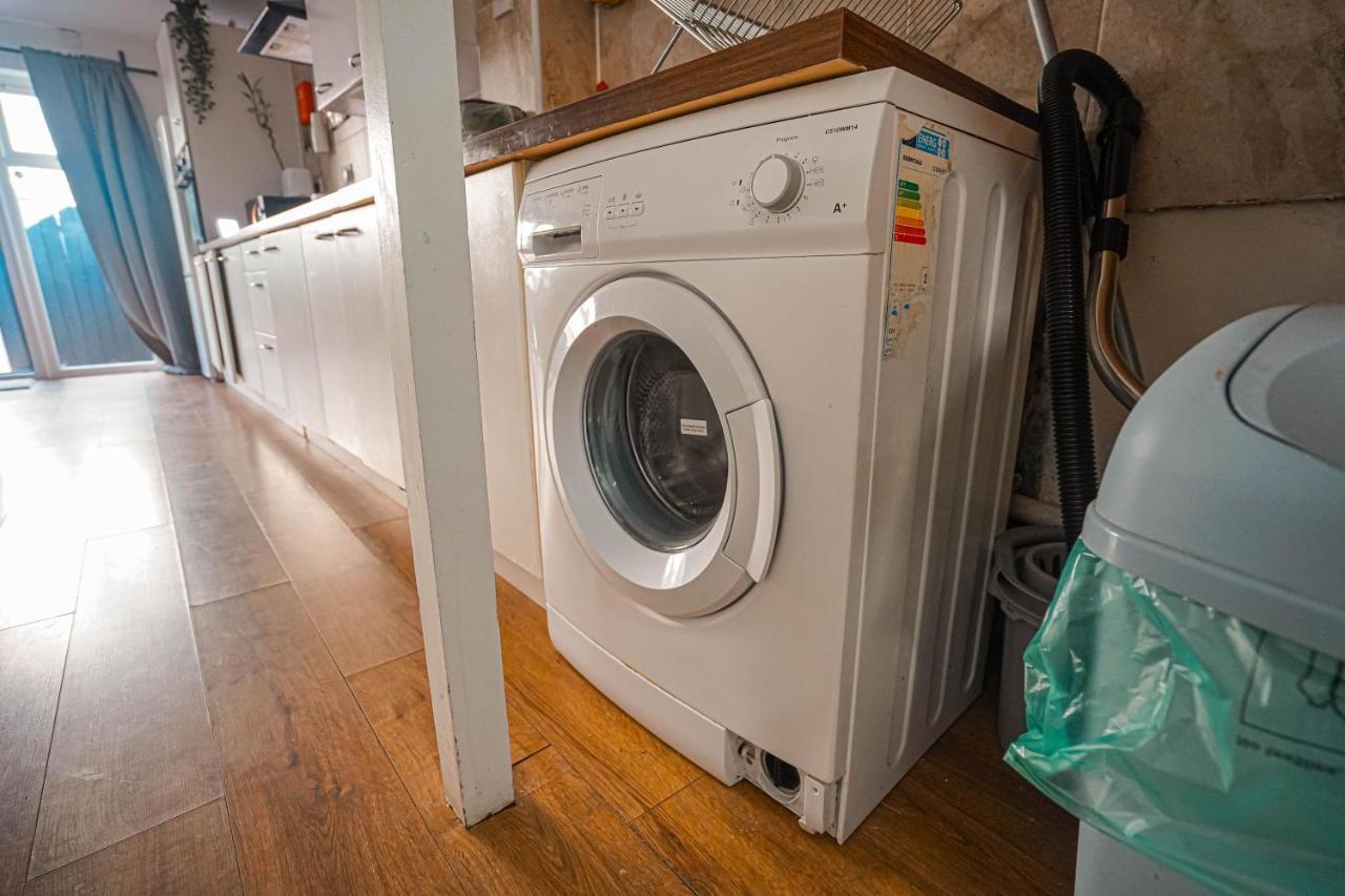 Private And Spacious 2 Bedroom House - Free Parking! Cardiff Esterno foto